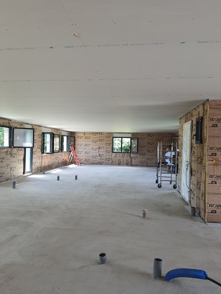 Isolation des doublages Le plafond est maintenant plaqué, suite avec l'isolation des doublages.